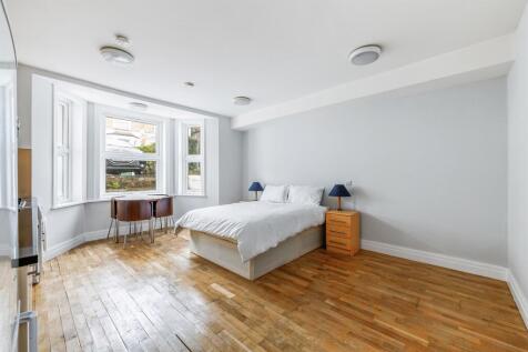 Excellently located just 5 minutes walk from Ealing Broadway, this bright studio flat compromises a fully equipped kitchen with an integrated dishwasher, full-size fridge freezer and washer dryer. A b