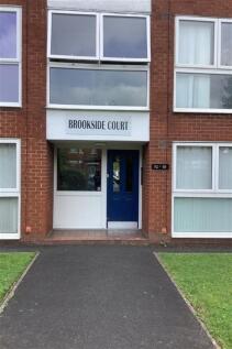 A well-presented one-bedroom apartment situated within the popular Brookside Court development on Slade Lane, ideally located in the vibrant and ever-growing community of Levenshulme. Offered unfurni