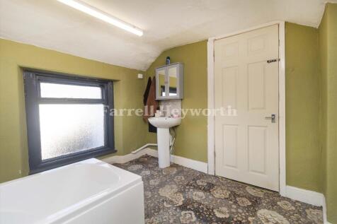 Second floor bathroo