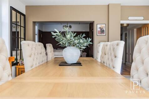 KITCHEN FAMILY ROOM
