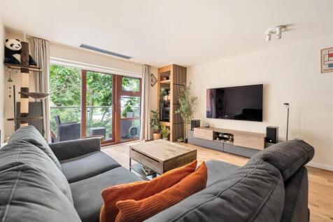 Queen Mary Avenue, E18