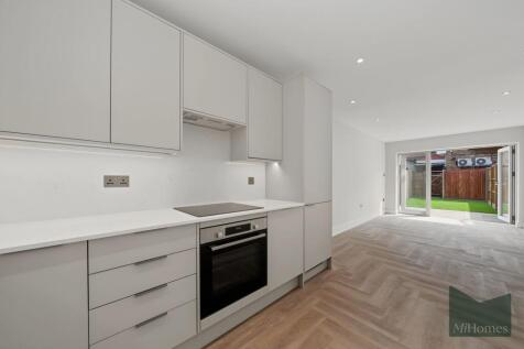 Lunar Court at 5 Wilford Close offers an exceptional opportunity to rent a home in a brand-new boutique development situated in the highly sought-after EN2 area of Enfield, London. This striking moder