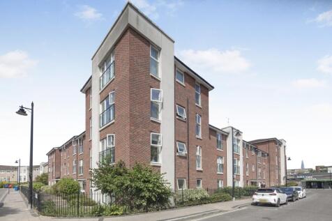Samuel Street, SE15 Available End of July | Fully Furnished | Two Double Bedrooms Situated on the second floor, this well-presented two double bedroom apartment offers a fantastic combination of well-