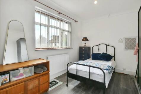 bedroom 1 - 1 fifehead.jpg