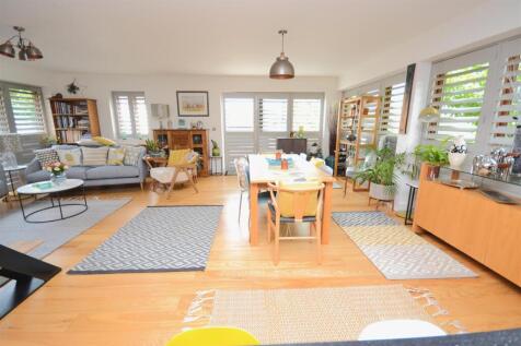 Living/Dining (30'x 21'10 max)