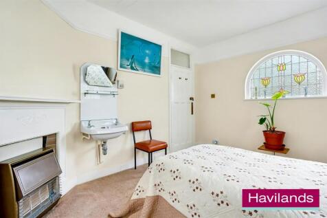 Woodland Way N21 3PY-13.jpg