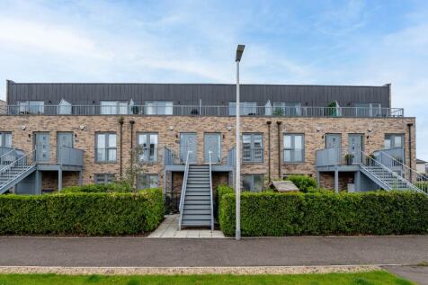 An exceptional three-bedroom villa, forming part of the highly regarded David Wilson Cammo Meadows development.