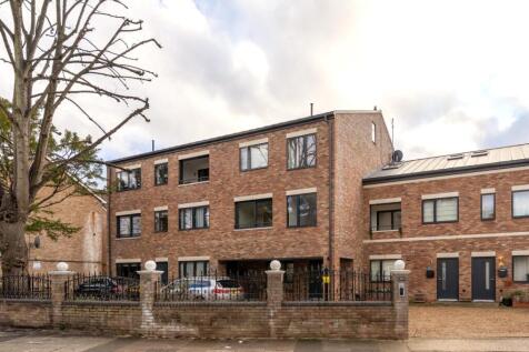Short Let. A beautifully presented three-bedroom, two-bathroom new build home