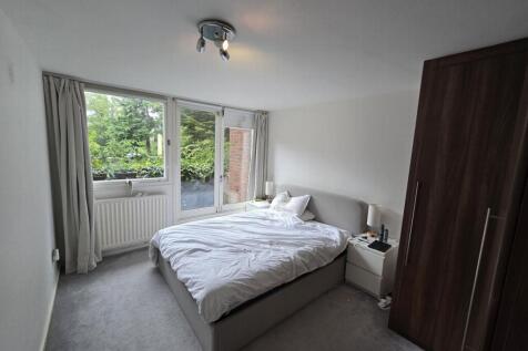 This is an exceptionally spacious two double bedroom flat with 2 balconies which has been completely renovated a few years ago. There's a stunning fully fitted kitchen with dishwasher and a separate u