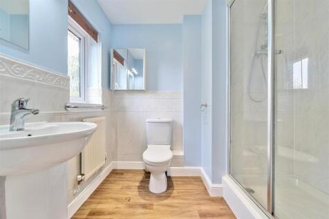 En Suite to Bedroom 1