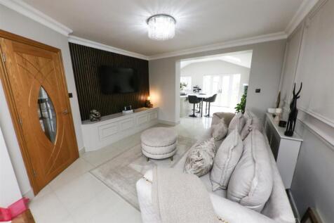 OPEN PLAN LIVING & DINING ROOM