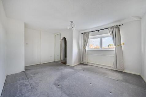 31 Harmans Way, Weedon