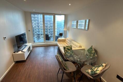 Welcome to Western Gateway, located in the prestigious Royal Docks area of London. This charming apartment boasts a spacious reception room, perfect for entertaining guests or simply relaxing after a