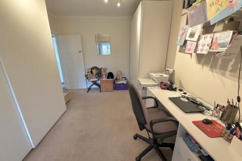 12 Knightscroft A...