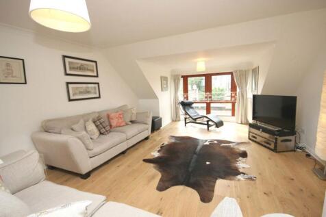 Excellent duplex property in an enviable location in Edinburgh`s New Town. This furnished, four bedroom property would ideally suit a family or corporate tenant and benefits from a private garage at b