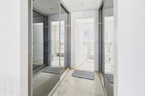 CAM02519G0-PR0360-STILL011