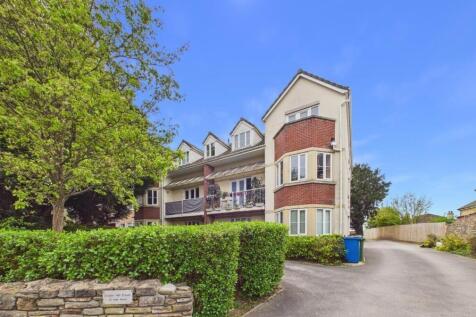 This attractive and well-maintained first floor flat that is available late June. This property features one well-proportioned bedroom and a open-plan living and dining area that could be used for rel