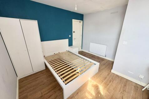 ** Zero Deposit Guarantee Available **
*Available Now* Studio* Book Now* Behind Bearwood High Street *Double Bedroom En-Suite Apartment * Bills Included Except WiFI * Town Centre Location * Excellent