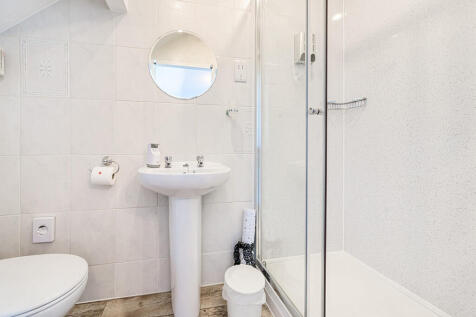 En suite shower r...