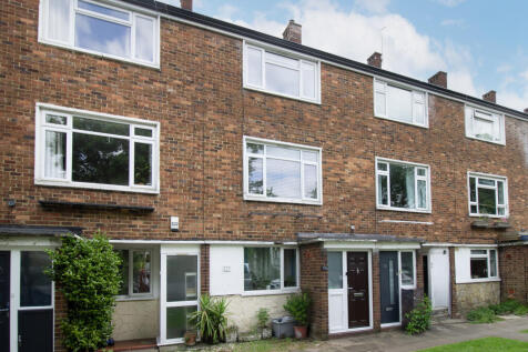 Truepenny's are delighted to market this attractive two double bedroom maisonette, located only moments from Lee Station.