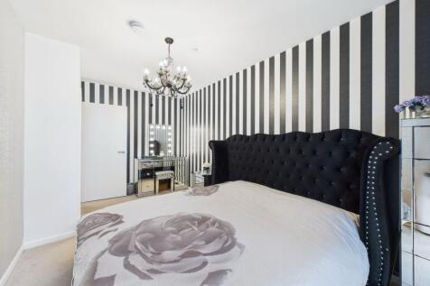 Modern 2-Bedroom Flat in Prestigious Battersea Re
