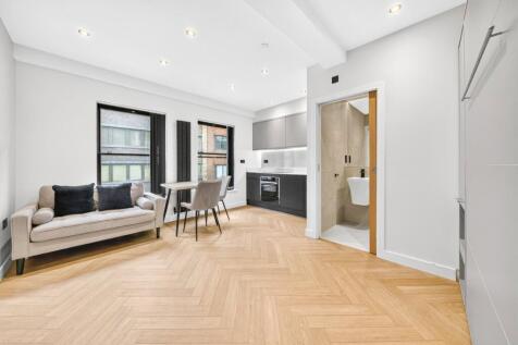 This bright and contemporary studio apartment is located on the second floor and offers a well-designed living space in a highly convenient location directly opposite Farringdon Station.