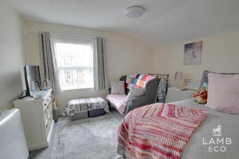 LOUNGE/BEDROOM