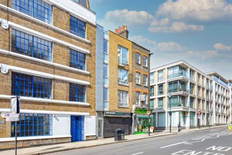 This spacious studio offers open plan living, with a fully fitted kitchen, high ceilings, wooden floors throughout and built-in wardrobes.