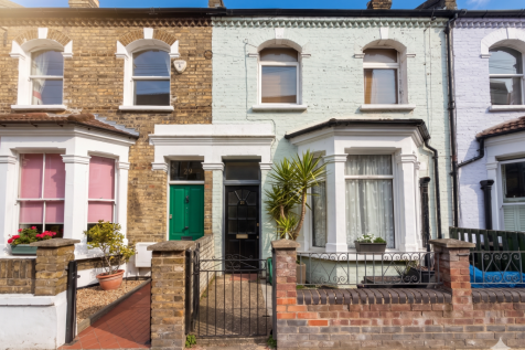 Spacious 4-bed furnished terrace on Pellant Road, Fulham. Ground floor bedroom, large living area & kitchen, private backyard & separate WC. Steps from Parsons Green tube & North End Road market. Idea