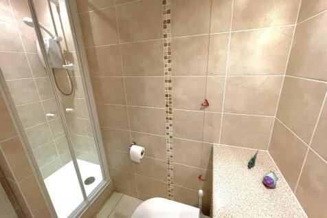 2 Barton Court Sh...