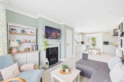 Snug- Mark Stephens EweMove Newmarket and Soham