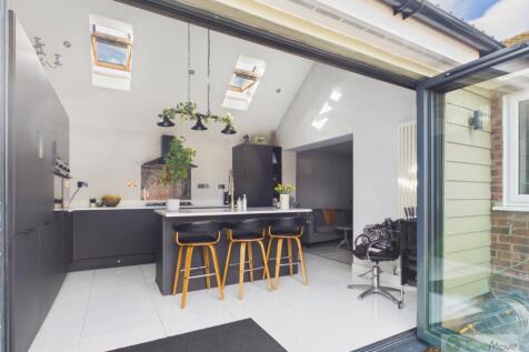 EweMove Mildenhall Lee Devenish Lime Close Kitchen