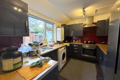 STUDENT OR PROFESSIONAL GROUPS | BILLS INCLUSIVE | NEAR BCU & CITY CENTRE Welcome to this charming mid-terrace house located on Reservoir Road in Birmingham, a prime area that offers both convenience