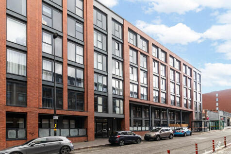 A WELL PRESENTED APARTMENT IN THE UPCOMING, DIGBETH DISTRICT! A modern, one bedroom luxury apartment in Digbeth, The Forge. This spacious second floor apartment is furnished, available JULY! Benefitti