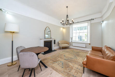A very well presented modern one-bedroom flat situated on the lower ground within an elegant period building on the prestigious Queens Gate. Offering generous proportions, the property is quiet and be