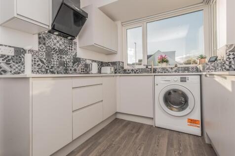 Modern Fitted Kitchen: