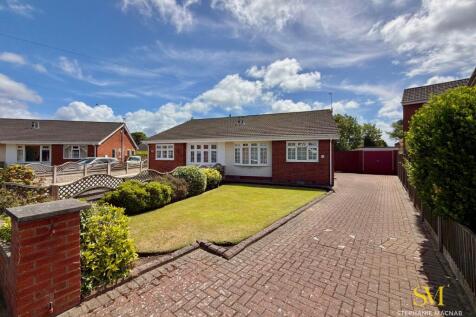 Occupying a pleasant position within a quiet cul-de-sac, this well-maintained semi-detached bungalow offers spacious and versatile accommodation, a generous south-facing rear garden and the convenienc