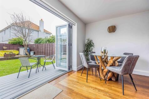 5 Culver Drive, Hayling Island-Small-PorticoMarket