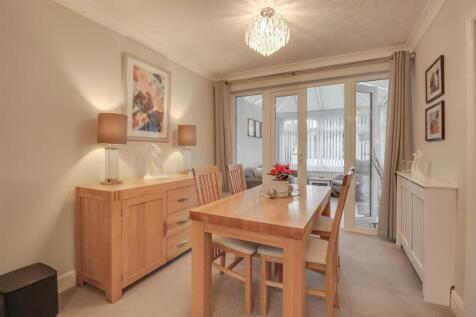 6 HIGHCLIFFE WAY WICKFORD-9.jpg