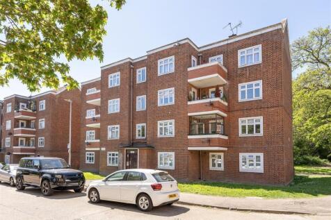 Bradwell Close, E18