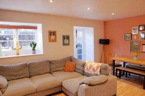 LIVING / DINING ROOM