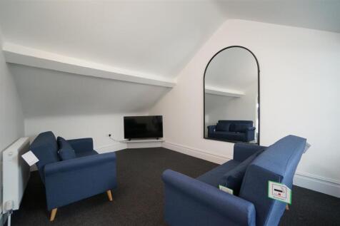 4 Bedroom House in LL57 2HF
