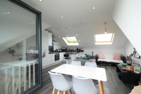 We are pleased to present this wonderful 3 double bedroom, 2 bathroom split level conversion recently redecorated throughout. Accommodation further comprises a lovely open plan reception with fitted m