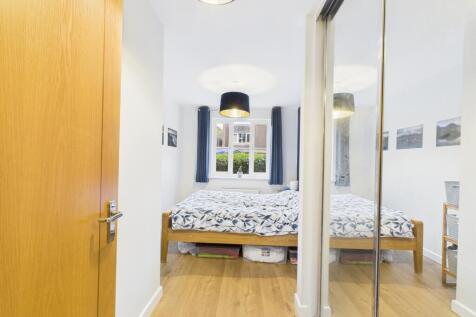 CAM04018G0-PR0396-STILL012