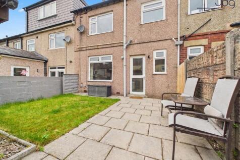 A Sunny South East Facing Garden With Rare Garage Space