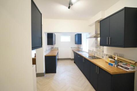 6 Bedroom House in LL57 2DU