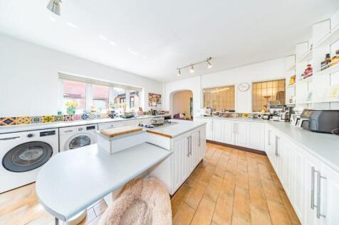 31 The Meadows kitchen 2.jpg