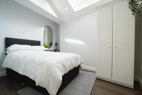 AVAILABLE 28 JULY - 1 Room in shared house with ensuite -This beautiful 6-bedroom professional house share is located in the sought-after post code of LS15. Each double bedroom is bright and spacious