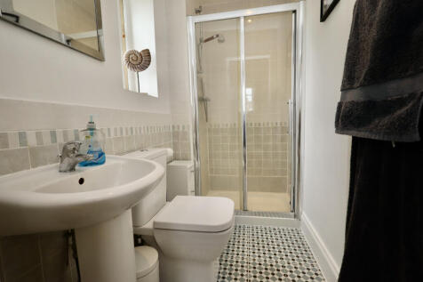 En suite to bedroom 1