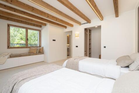 Modern luxury home with pool in a prime location in Puerto Pollensa